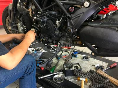 Réparation du moteur et du carénage de moto à Somzée